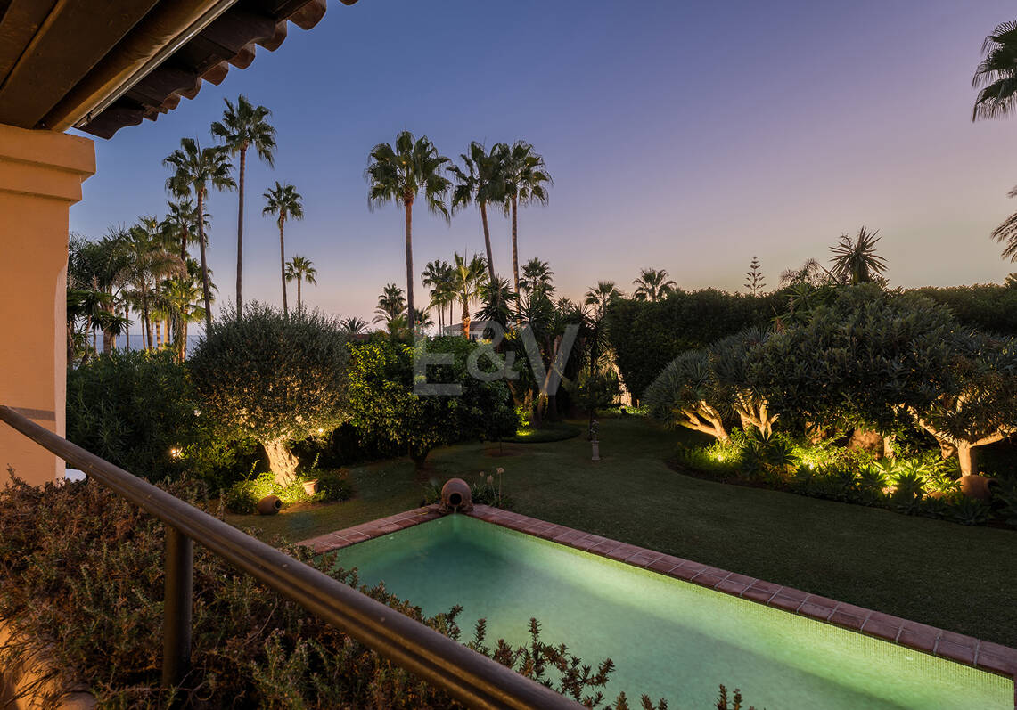 Außergewöhnliche Villa in zweiter Strandreihe in Los Monteros mit Meerblick