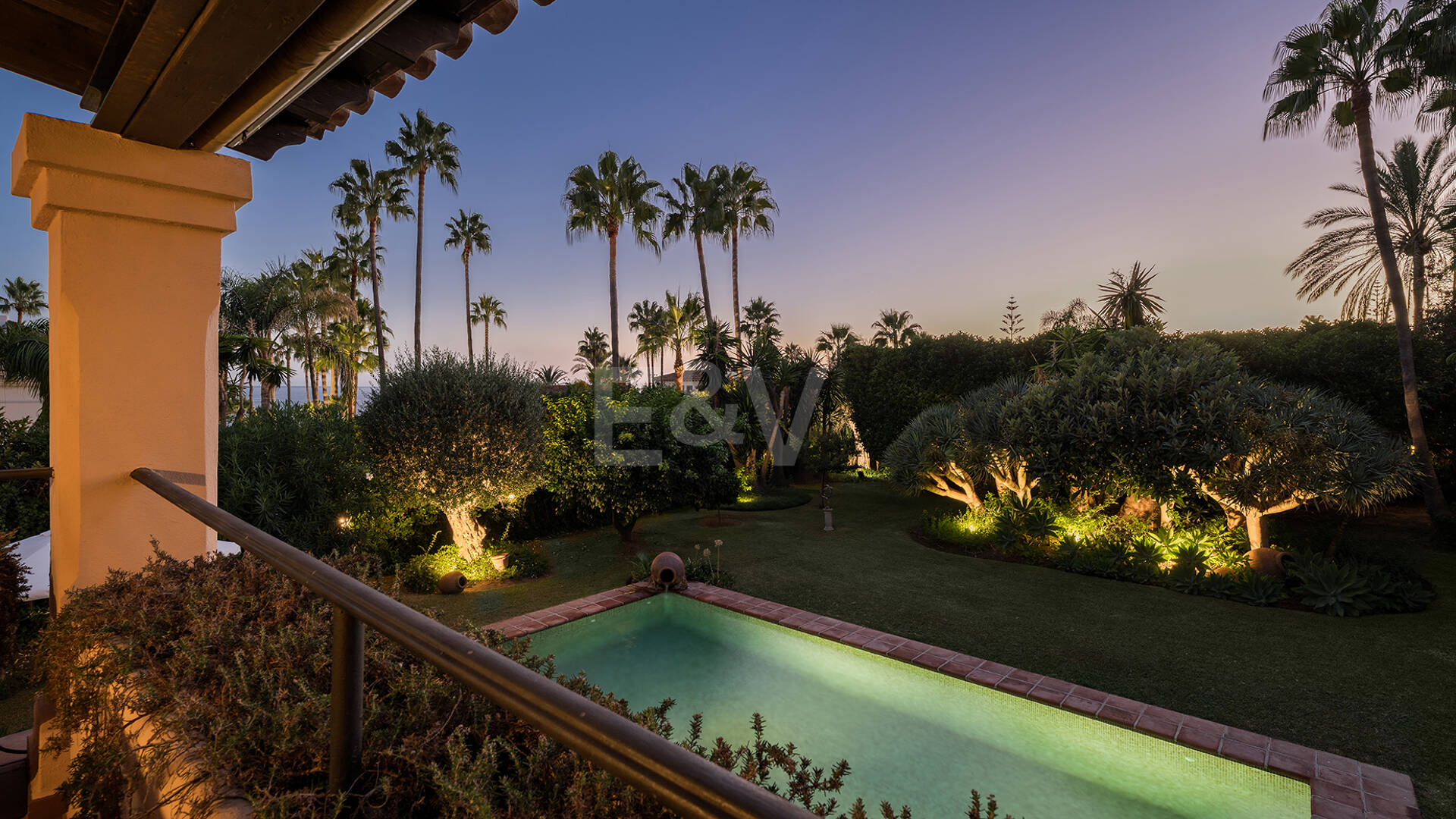 Außergewöhnliche Villa in zweiter Strandreihe in Los Monteros mit Meerblick