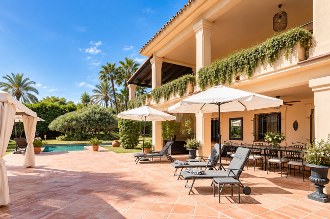 Außergewöhnliche Villa in zweiter Strandreihe in Los Monteros mit Meerblick