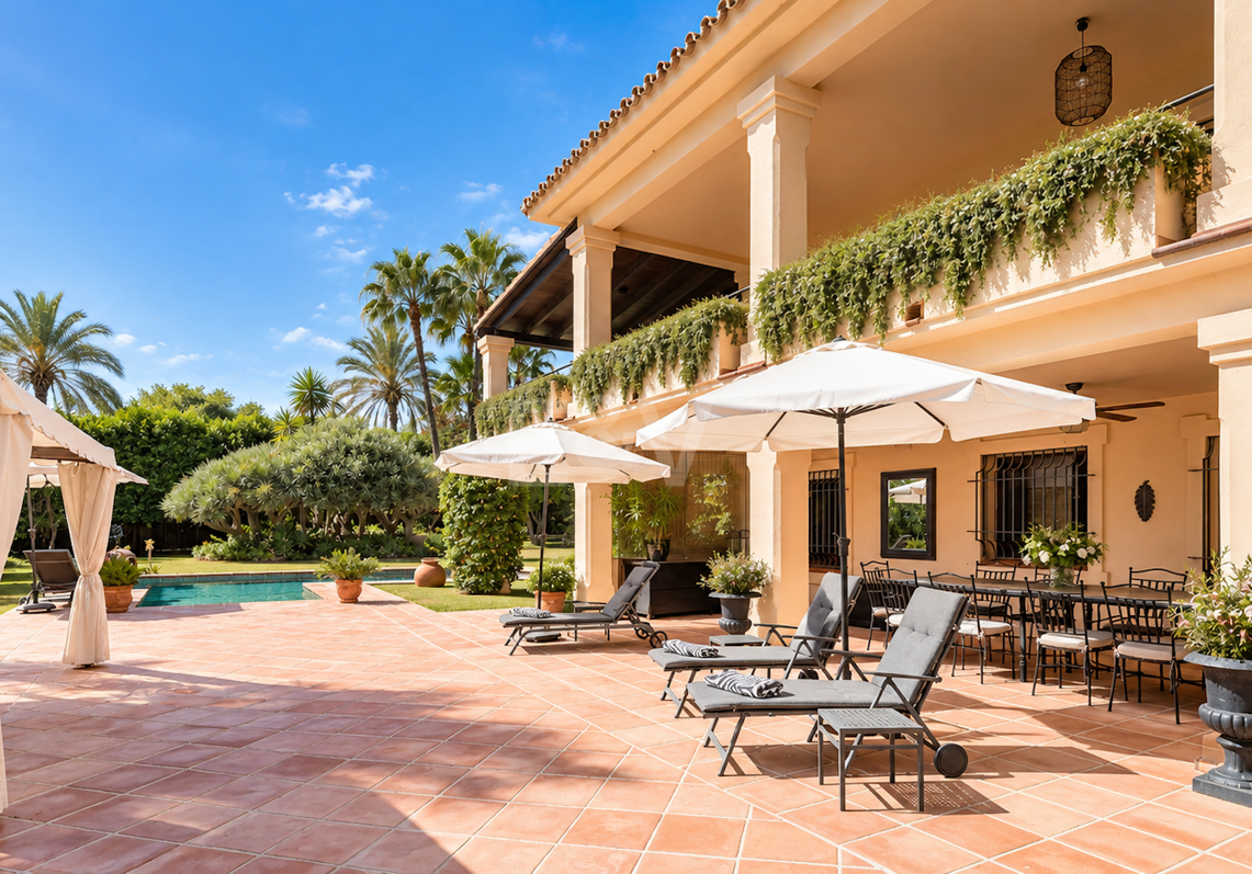Außergewöhnliche Villa in zweiter Strandreihe in Los Monteros mit Meerblick