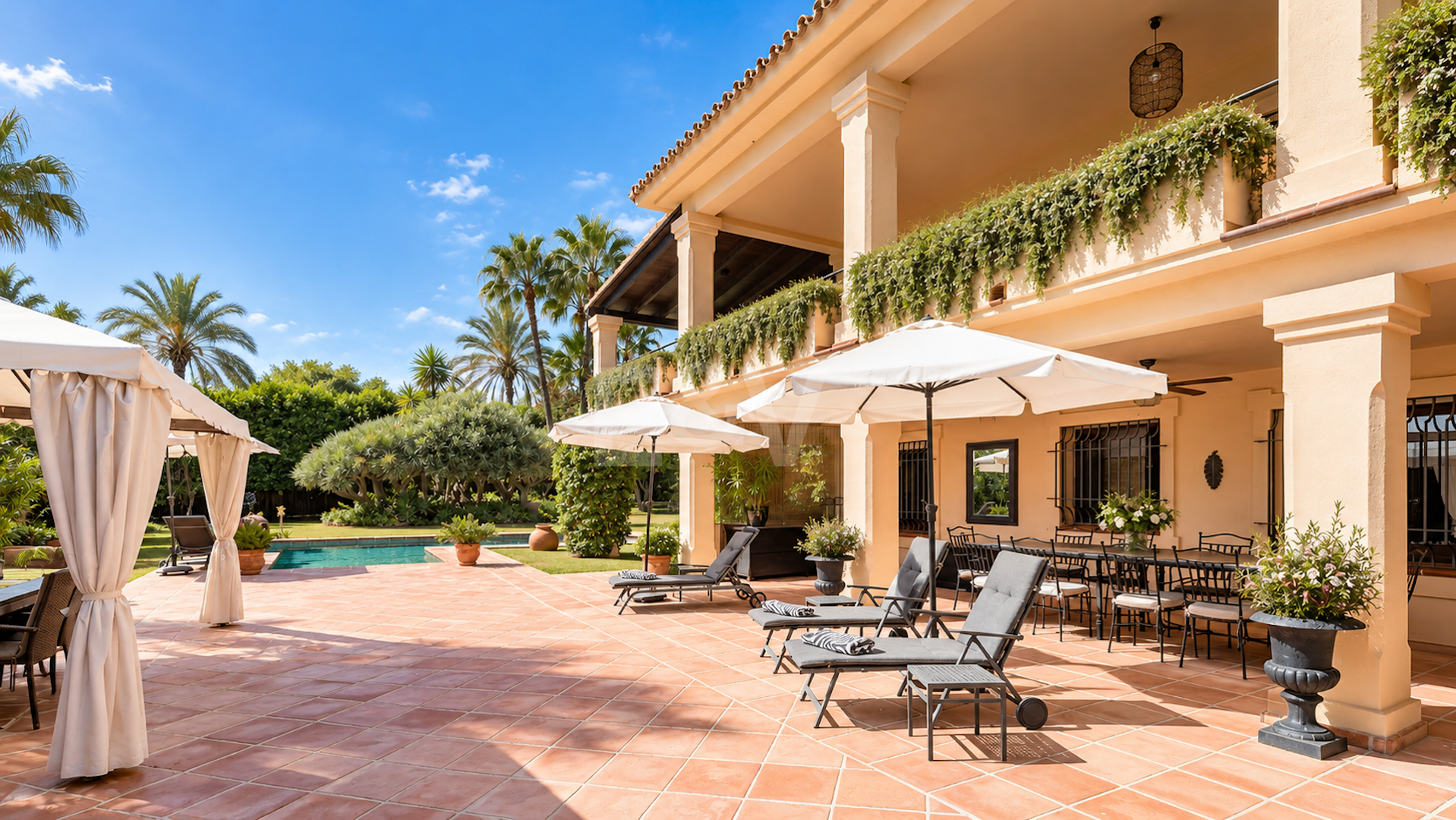 Außergewöhnliche Villa in zweiter Strandreihe in Los Monteros mit Meerblick