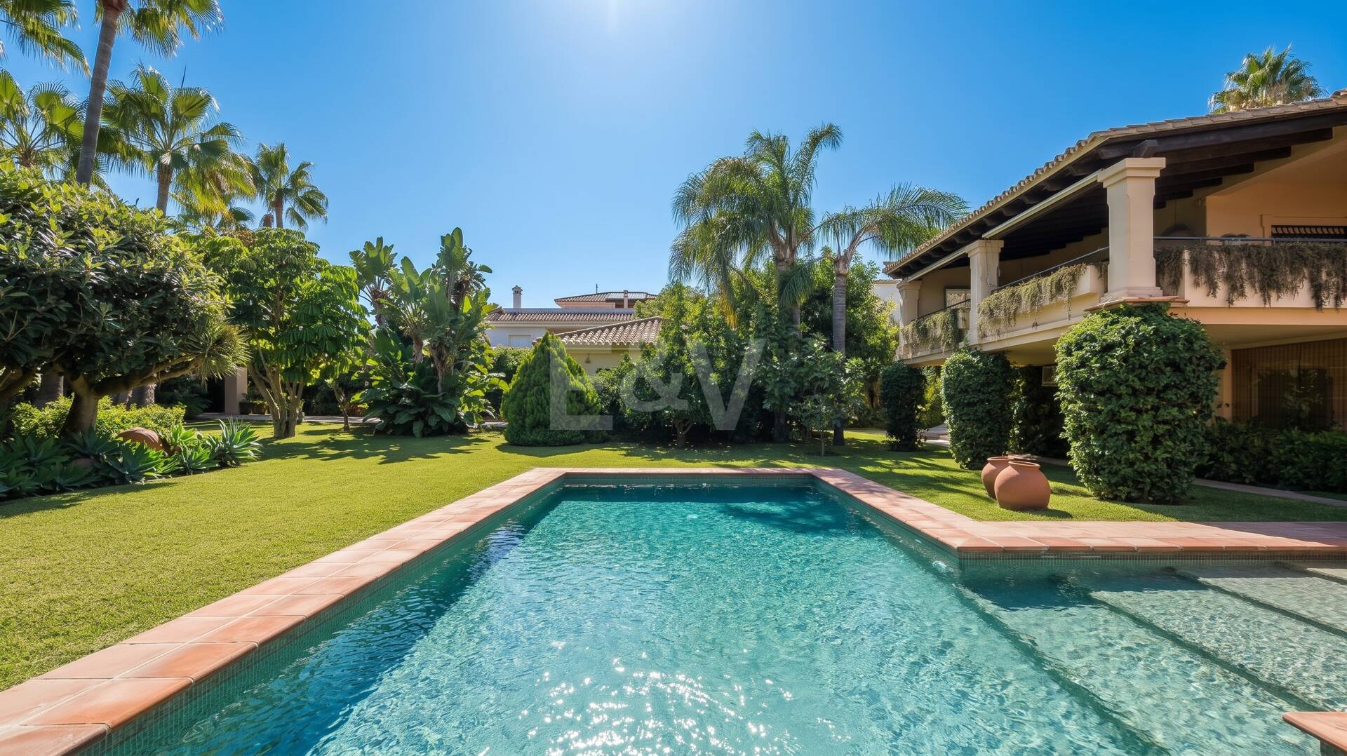 Außergewöhnliche Villa in zweiter Strandreihe in Los Monteros mit Meerblick