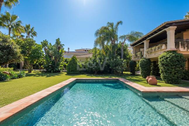 Außergewöhnliche Villa in zweiter Strandreihe in Los Monteros mit Meerblick