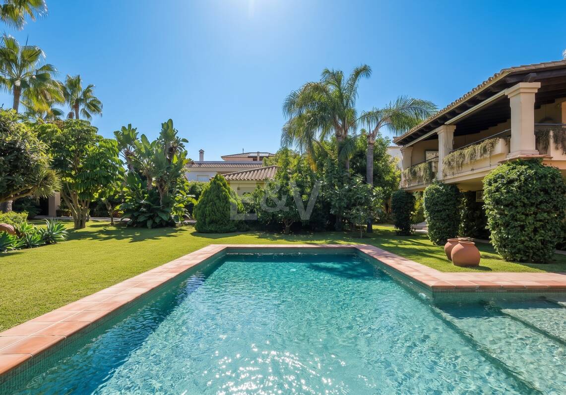 Außergewöhnliche Villa in zweiter Strandreihe in Los Monteros mit Meerblick