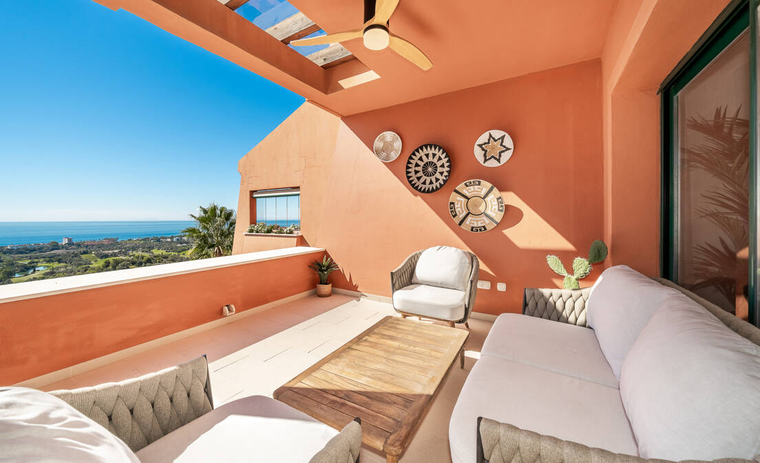 In einer kleinen, von Natur umgebenen Wohnanlage in El Rosario, Marbella Ost, verbindet dieses vollständig renovierte Duplex-Penthouse modernen Wohnkomfort mit...