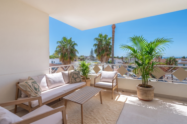 Elegante apartamento orientado al sur, cerca de la playa, en Las Chapas