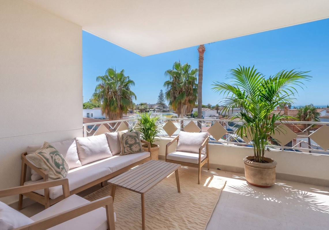 Elegante apartamento orientado al sur, cerca de la playa, en Las Chapas