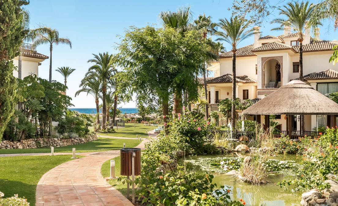Vivir en Los Monteros Playa es disfrutar de uno de los enclaves residenciales más exclusivos de Marbella, en primera línea...