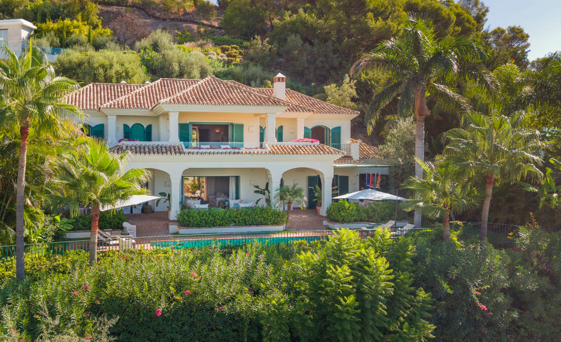 Set within an exclusive gated community with 24-hour security, the property enjoys an outstanding sense of tranquillity and privacy in...