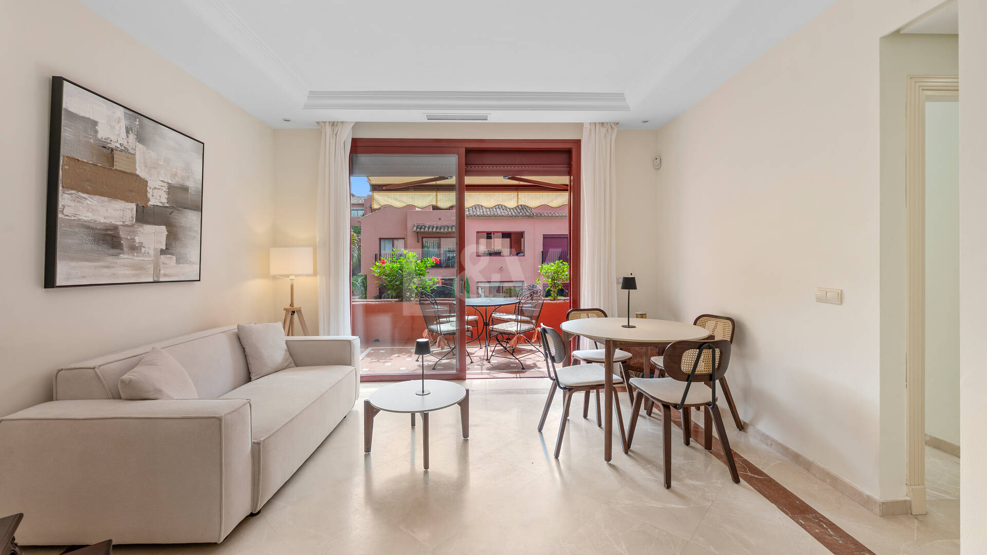 3-Schlafzimmer-Apartment in Elviria – Strandnahes Wohnen & Vielseitig Nutzbare Terrasse