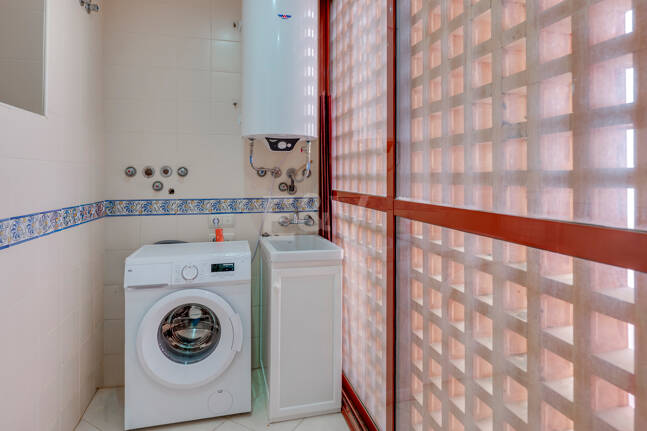 3-Schlafzimmer-Apartment in Elviria – Strandnahes Wohnen & Vielseitig Nutzbare Terrasse