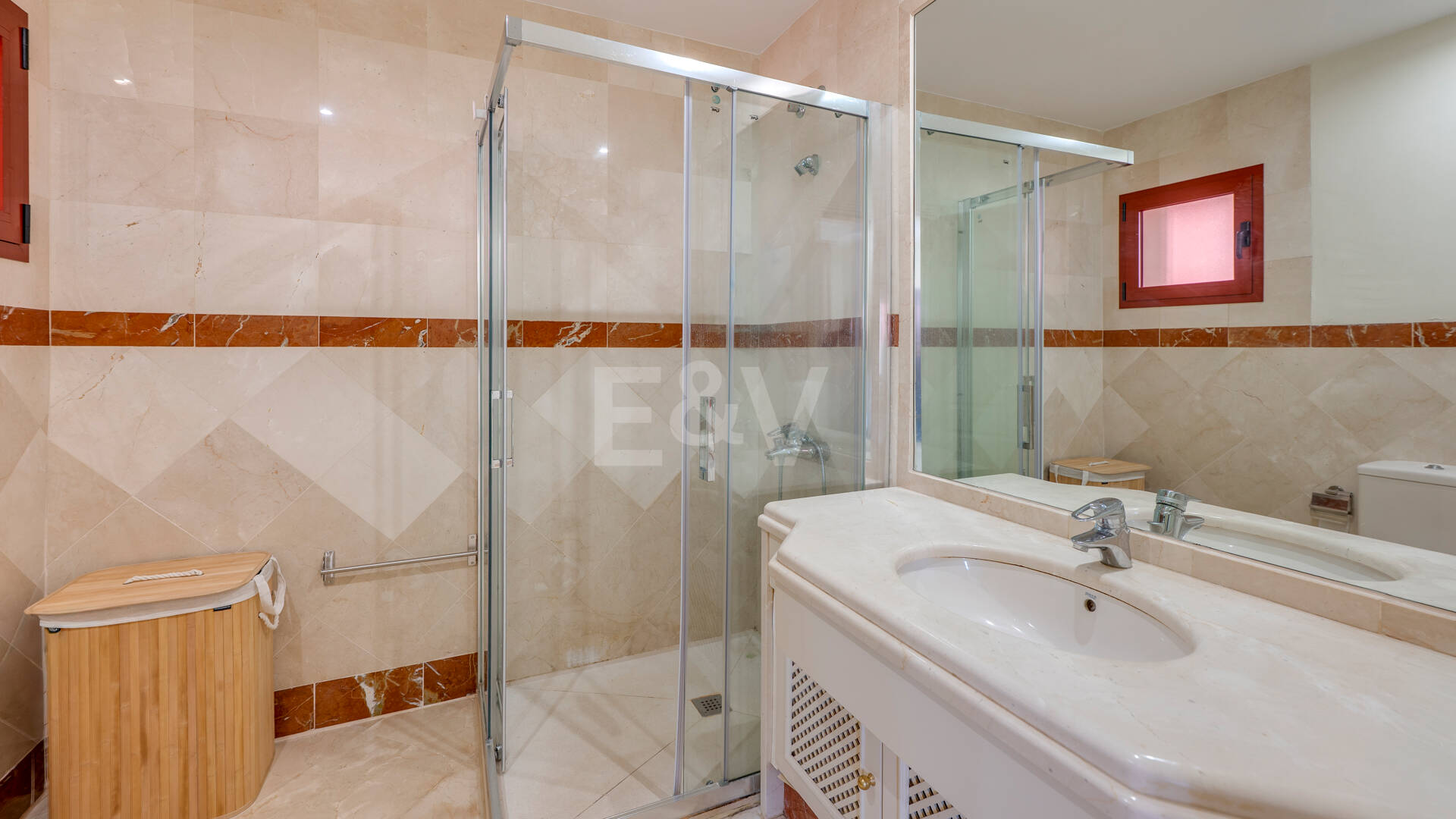 3-Schlafzimmer-Apartment in Elviria – Strandnahes Wohnen & Vielseitig Nutzbare Terrasse