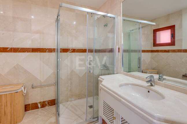 3-Schlafzimmer-Apartment in Elviria – Strandnahes Wohnen & Vielseitig Nutzbare Terrasse