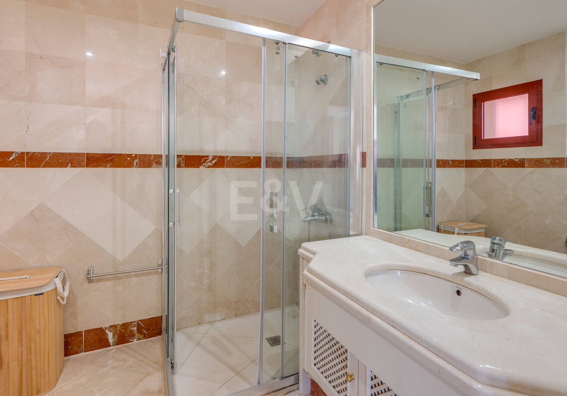 3-Schlafzimmer-Apartment in Elviria – Strandnahes Wohnen & Vielseitig Nutzbare Terrasse