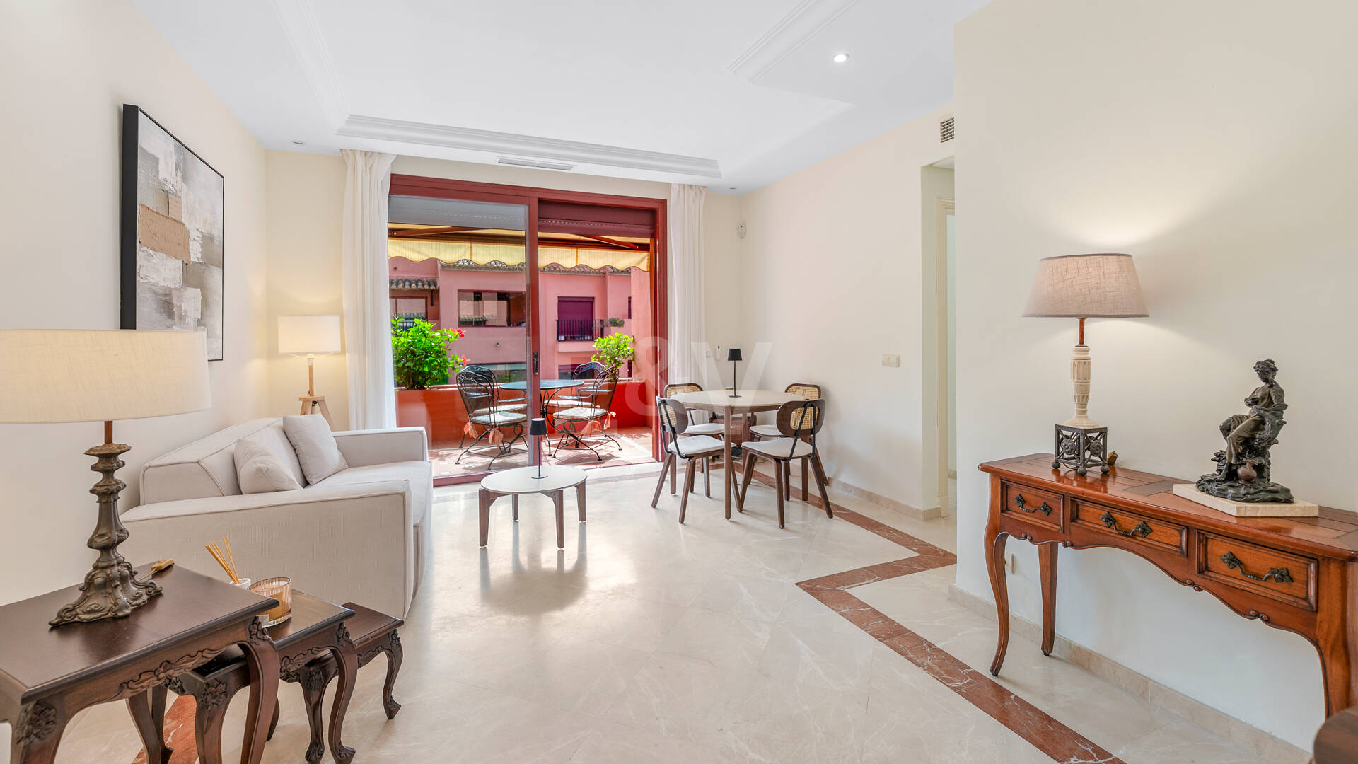 3-Schlafzimmer-Apartment in Elviria – Strandnahes Wohnen & Vielseitig Nutzbare Terrasse