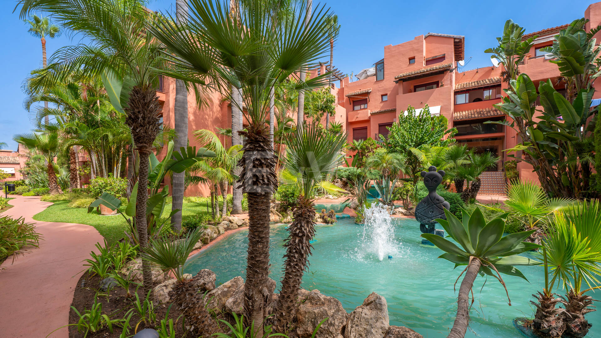 3-Schlafzimmer-Apartment in Elviria – Strandnahes Wohnen & Vielseitig Nutzbare Terrasse