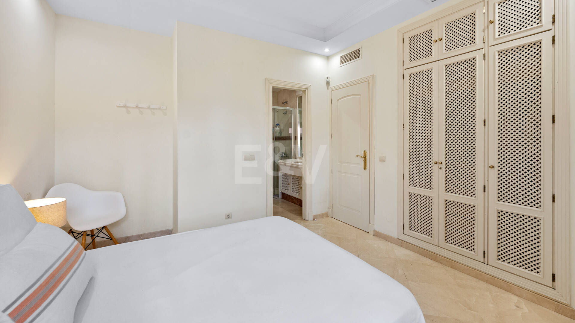 3-Schlafzimmer-Apartment in Elviria – Strandnahes Wohnen & Vielseitig Nutzbare Terrasse