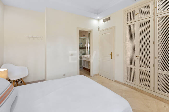 3-Schlafzimmer-Apartment in Elviria – Strandnahes Wohnen & Vielseitig Nutzbare Terrasse