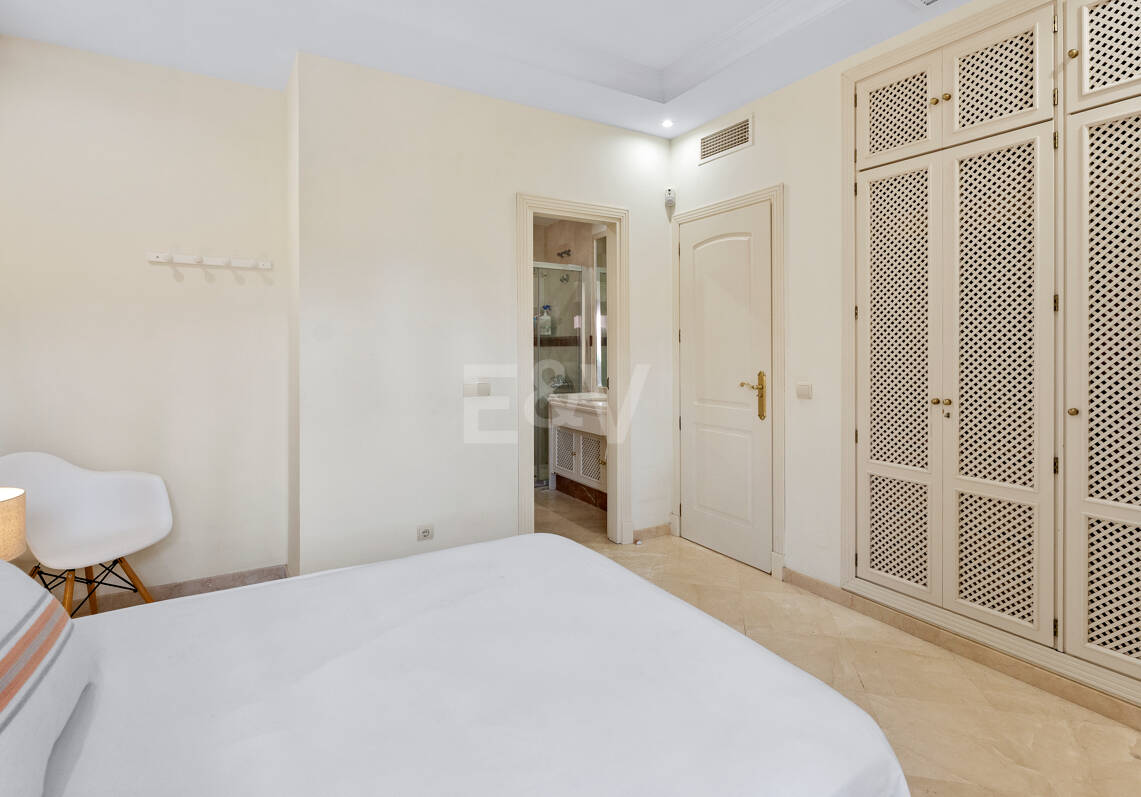 3-Schlafzimmer-Apartment in Elviria – Strandnahes Wohnen & Vielseitig Nutzbare Terrasse