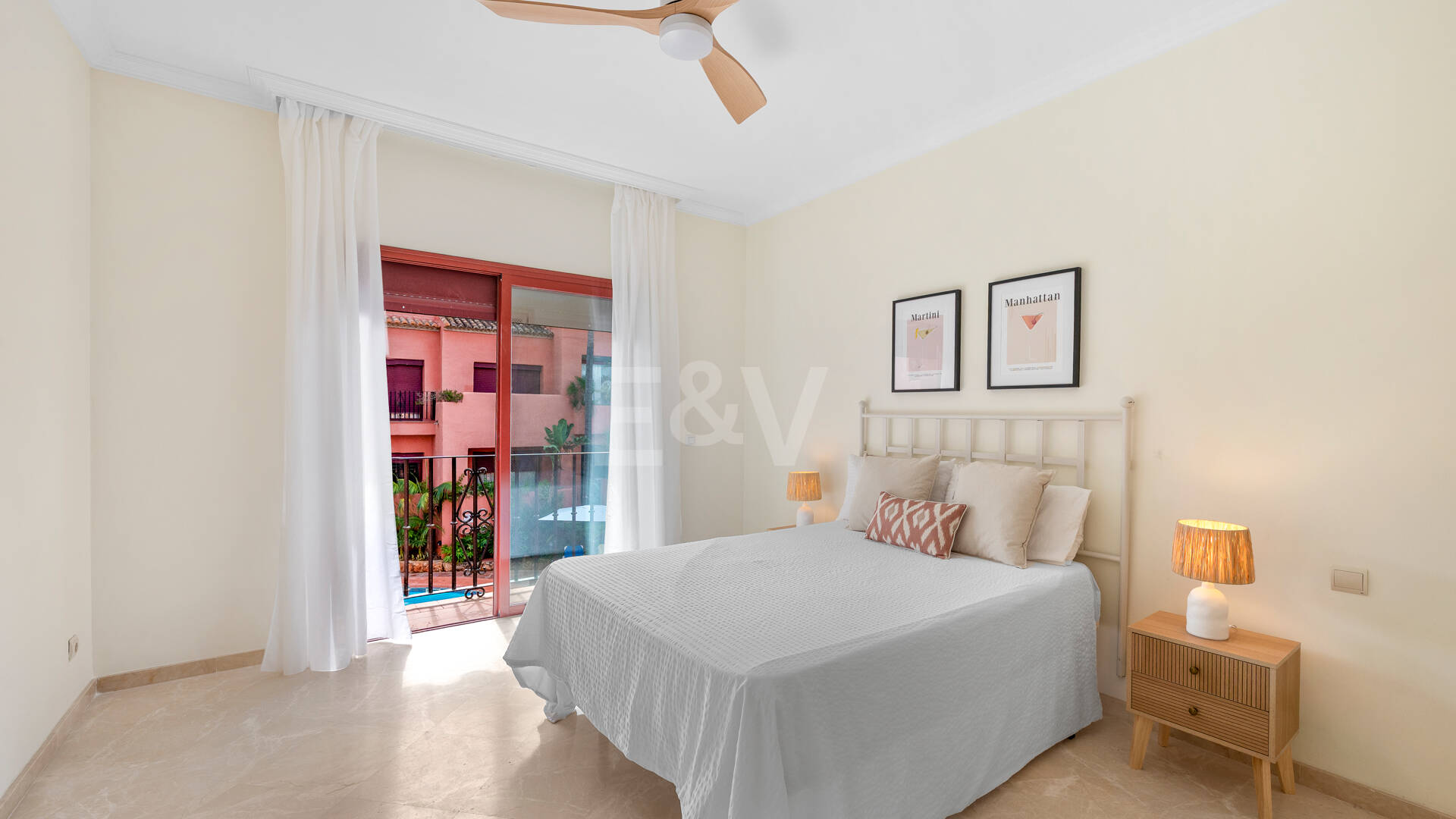 3-Schlafzimmer-Apartment in Elviria – Strandnahes Wohnen & Vielseitig Nutzbare Terrasse