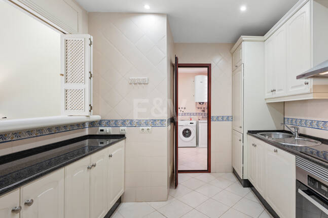 3-Schlafzimmer-Apartment in Elviria – Strandnahes Wohnen & Vielseitig Nutzbare Terrasse