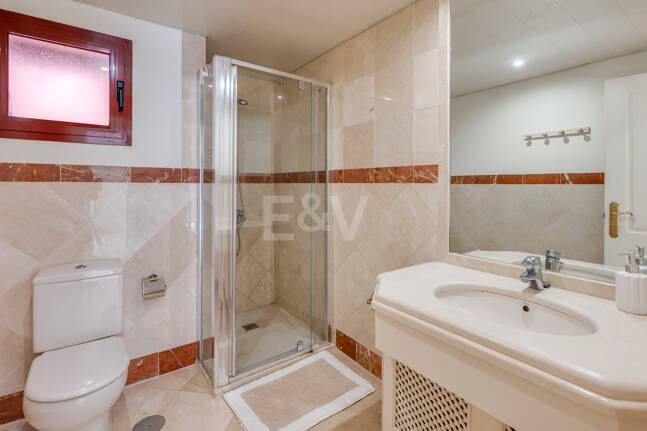 3-Schlafzimmer-Apartment in Elviria – Strandnahes Wohnen & Vielseitig Nutzbare Terrasse