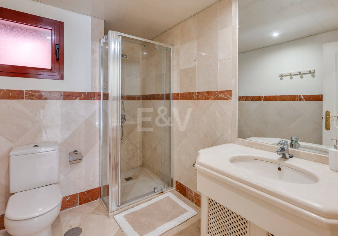 3-Schlafzimmer-Apartment in Elviria – Strandnahes Wohnen & Vielseitig Nutzbare Terrasse