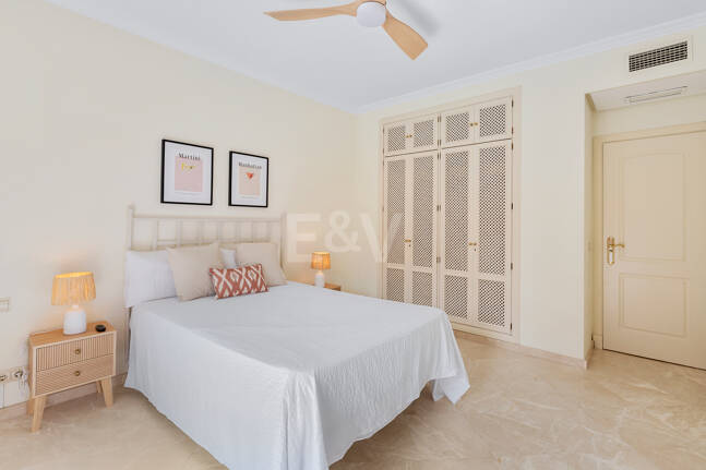 3-Schlafzimmer-Apartment in Elviria – Strandnahes Wohnen & Vielseitig Nutzbare Terrasse