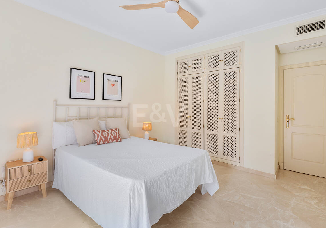 3-Schlafzimmer-Apartment in Elviria – Strandnahes Wohnen & Vielseitig Nutzbare Terrasse