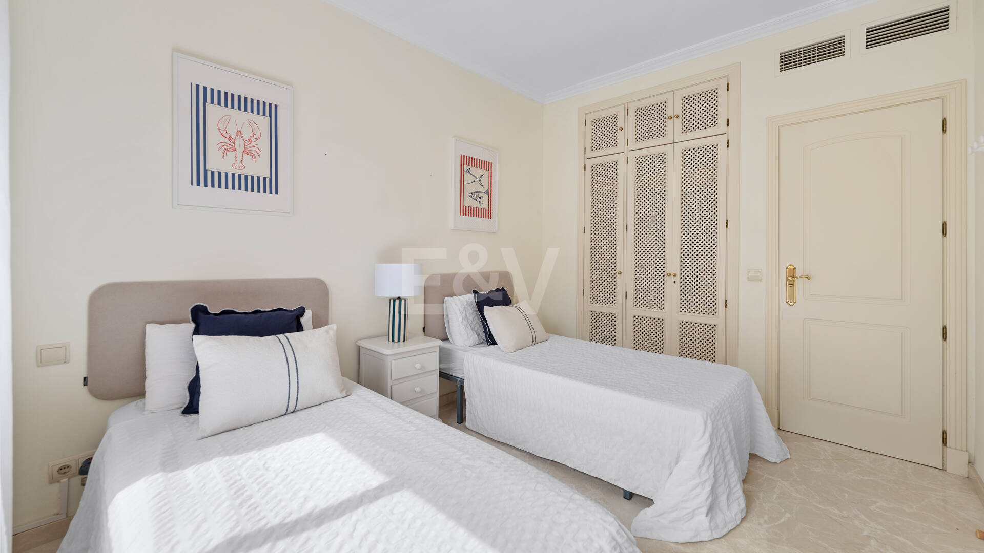 3-Schlafzimmer-Apartment in Elviria – Strandnahes Wohnen & Vielseitig Nutzbare Terrasse