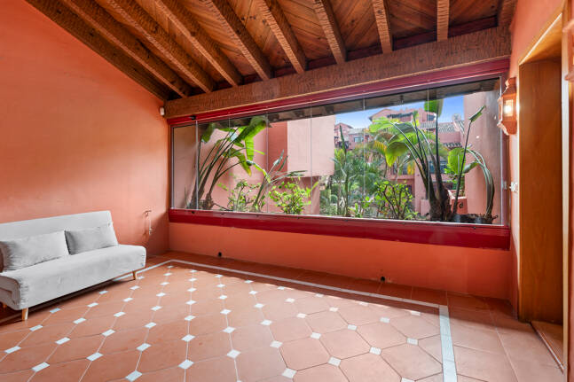 3-Schlafzimmer-Apartment in Elviria – Strandnahes Wohnen & Vielseitig Nutzbare Terrasse