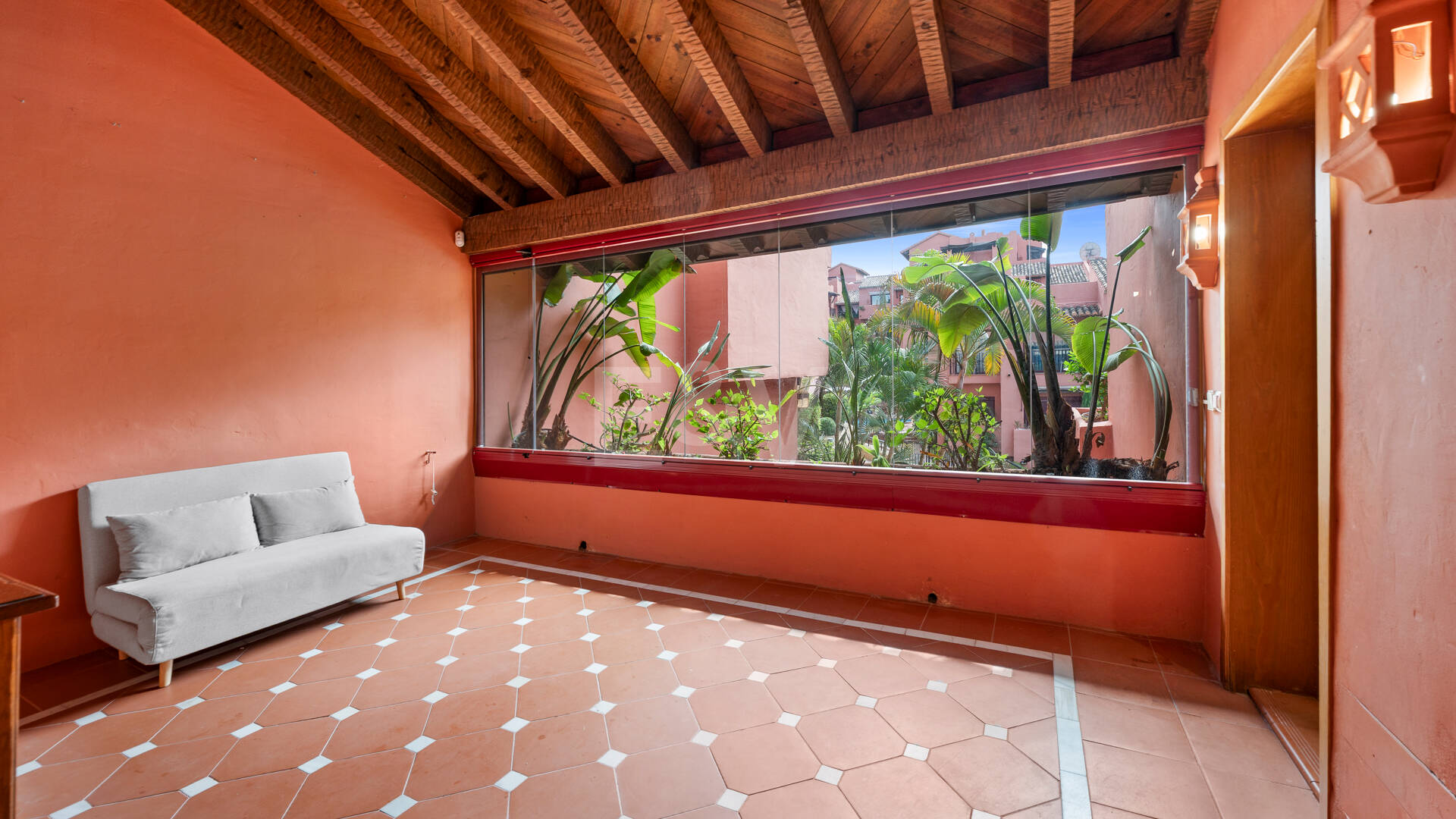 3-Schlafzimmer-Apartment in Elviria – Strandnahes Wohnen & Vielseitig Nutzbare Terrasse