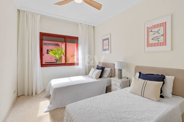 3-Schlafzimmer-Apartment in Elviria – Strandnahes Wohnen & Vielseitig Nutzbare Terrasse