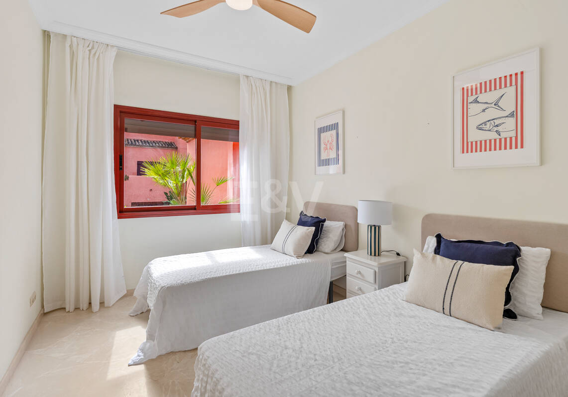 3-Schlafzimmer-Apartment in Elviria – Strandnahes Wohnen & Vielseitig Nutzbare Terrasse