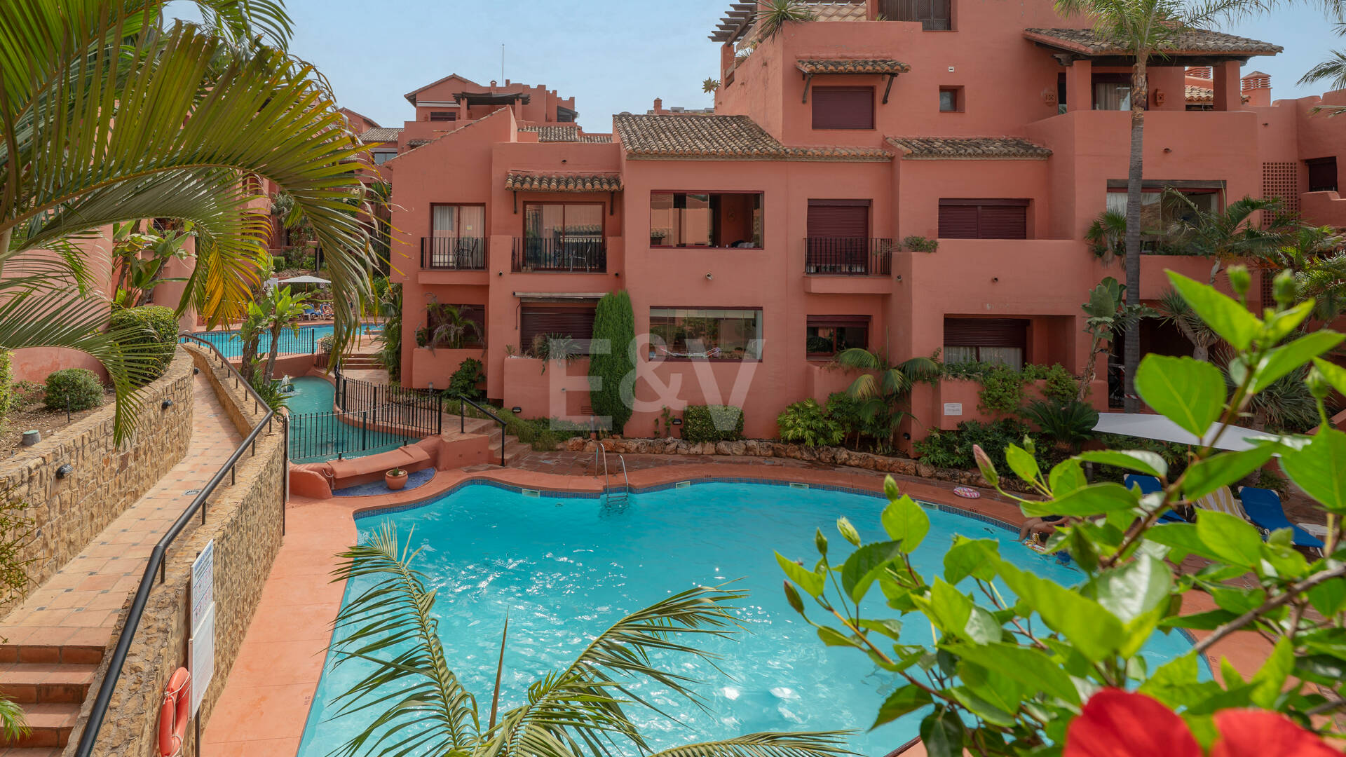 3-Schlafzimmer-Apartment in Elviria – Strandnahes Wohnen & Vielseitig Nutzbare Terrasse