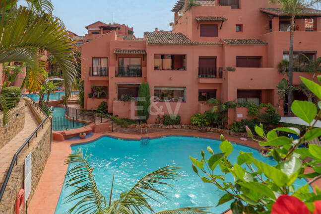 3-Schlafzimmer-Apartment in Elviria – Strandnahes Wohnen & Vielseitig Nutzbare Terrasse