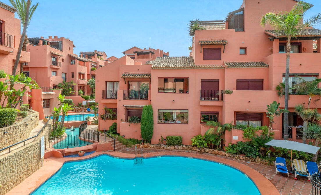 Gelegen in der begehrten Wohnanlage Jardines de Don Carlos in Elviria bietet dieses großzügige und sehr gepflegte Apartment mit drei...