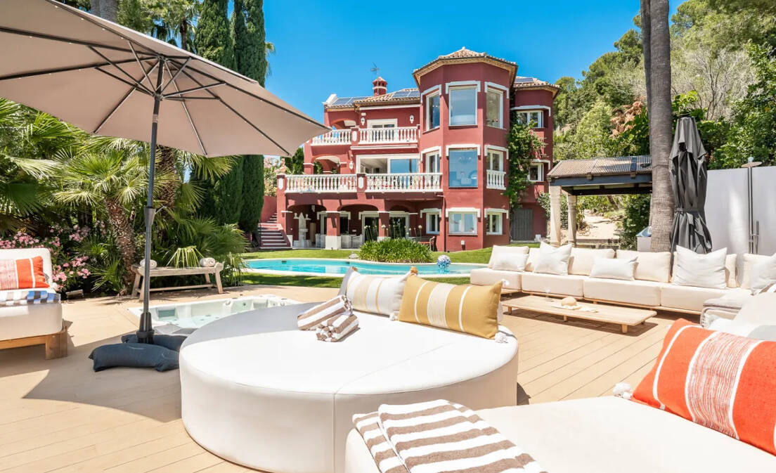Villa for rent in Marbella Golden Mile, Marbella with 4 bedrooms, 4 bathrooms and has pool (privat) and garden (privat).

This...