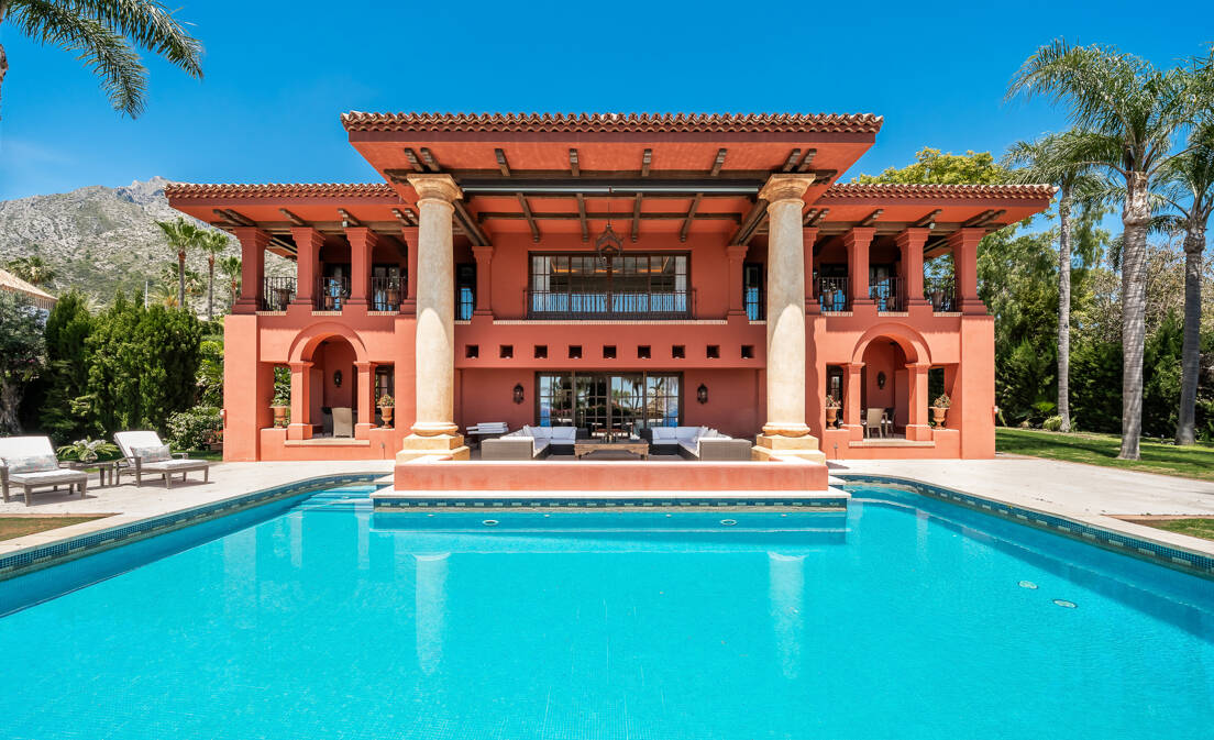 Marbella erleben – Luxuriöse FerienunterkünfteInmitten eines herrlichen, 2.100 m² großen Privatgrundstücks in der exklusiven, bewachten Wohnanlage Sierra Blanca bietet diese...