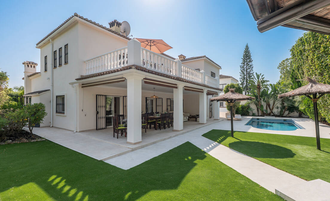 Ta elegancka willa rodzinna znajduje się w Guadalmina Alta, jednej z najbardziej prestiżowych i dobrze ugruntowanych dzielnic mieszkalnych Marbella. Jego...