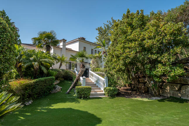 Family Villa Steps from the Golf Club in Guadalmina Alta