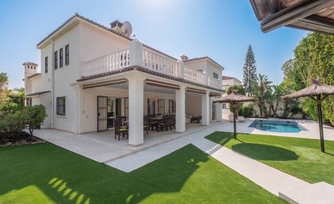Villa till salu i Guadalmina Alta, San Pedro de Alcantara with 6 bedrooms, 5 bathrooms, built in 2002 and has...