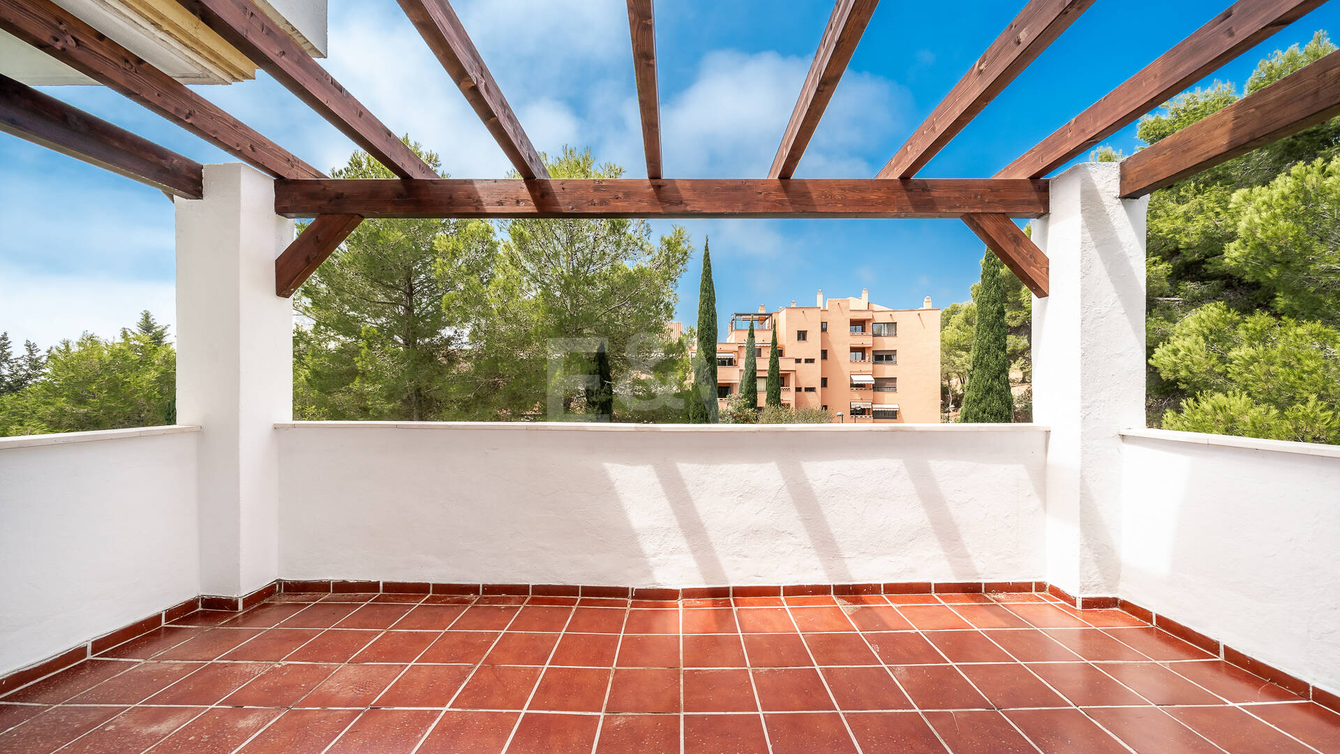 Ático dúplex con vistas al mar, a pasos de la playa en la Milla de Oro