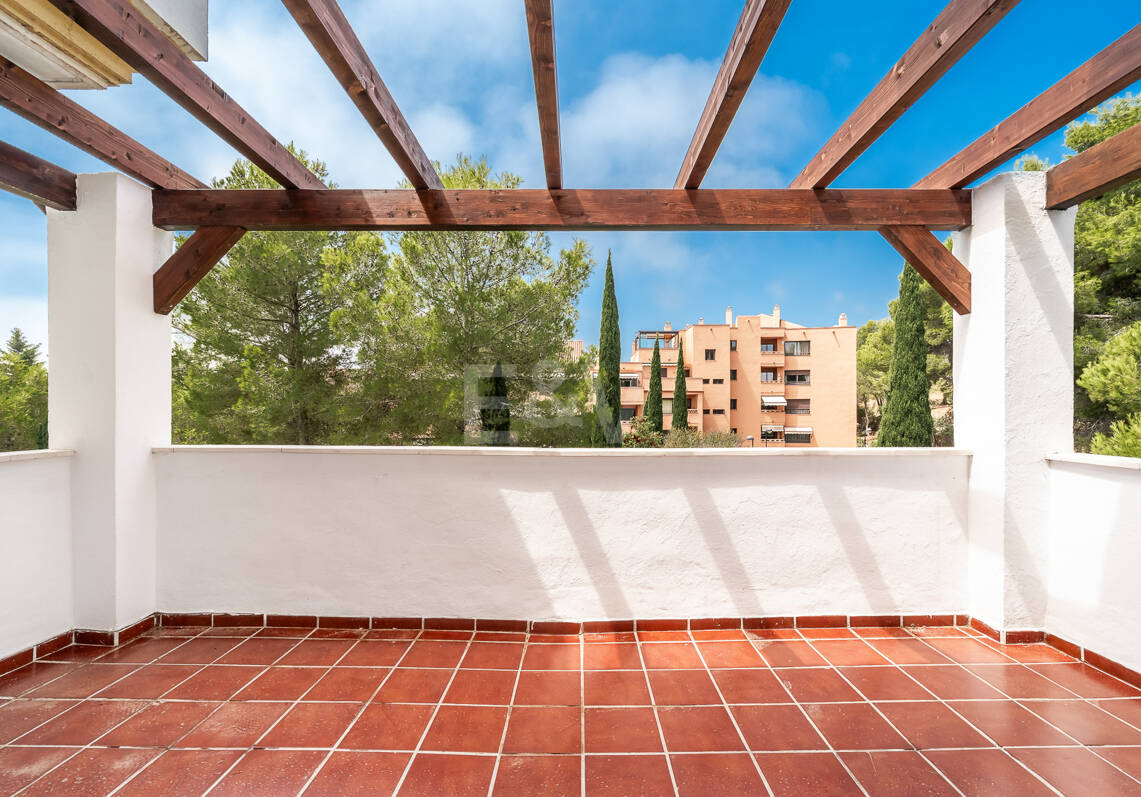 Ático dúplex con vistas al mar, a pasos de la playa en la Milla de Oro