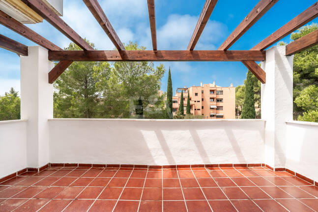 Ático dúplex con vistas al mar, a pasos de la playa en la Milla de Oro