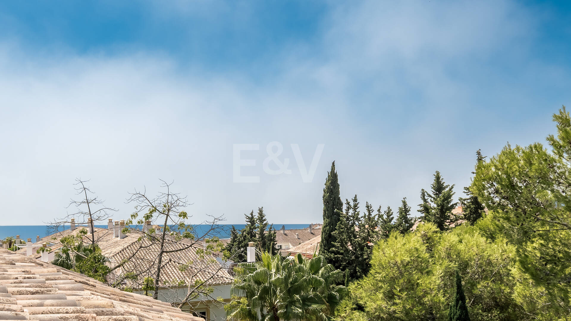 Ático dúplex con vistas al mar, a pasos de la playa en la Milla de Oro