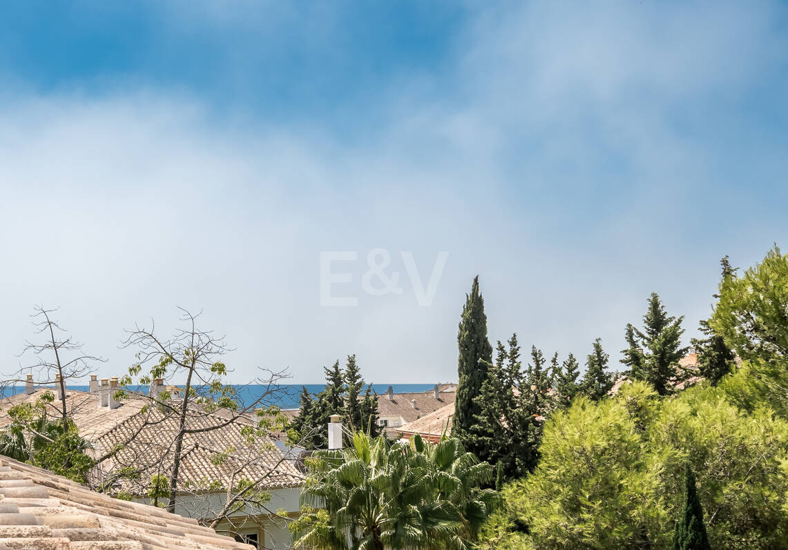 Ático dúplex con vistas al mar, a pasos de la playa en la Milla de Oro