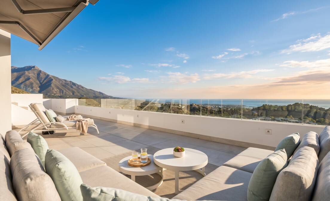 Descubra este excepcional ático dúplex de tres dormitorios en Quercus, dentro del prestigioso complejo residencial Real de La Quinta Residential...