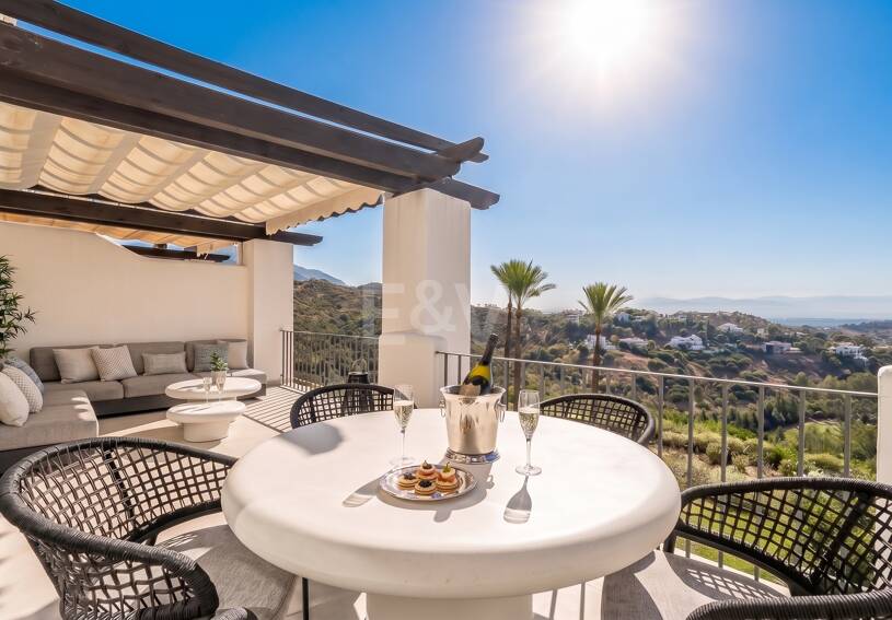 Renoviertes Duplex-Penthouse mit Panoramablick am Golfplatz La Quinta in Benahavís