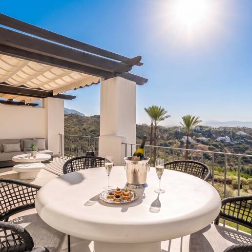 Renoviertes Duplex-Penthouse mit Panoramablick am Golfplatz La Quinta in Benahavís